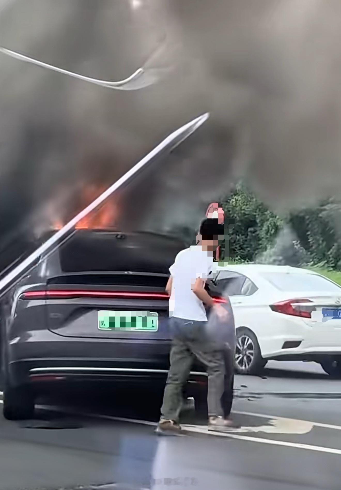 看图1：蔚来起火了？看图2：车头撞这点就起火？？看图3：哦哦不是蔚来这个故事告诉