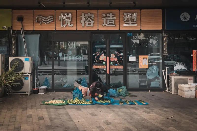 马斯洛需求理论将人类需求由低到高划分为五层，前两层的生理需求与安全需求属于低级需