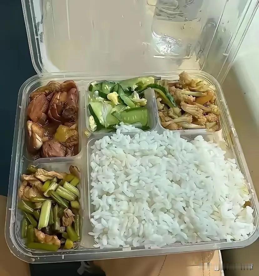 高铁上58一盒的盒饭，你会点吗？今天去东莞虎门出差，因为赶时间没吃早饭，看到高