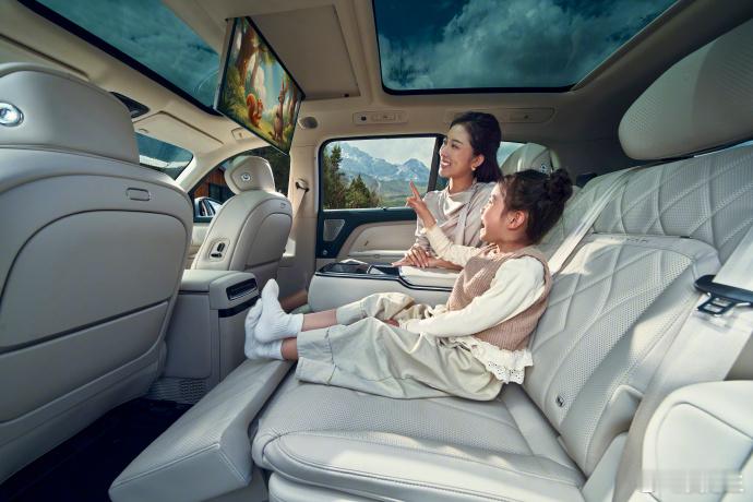 车企发布会现场狂发888杯奶茶岚图泰山X8，5200mm车长、3090mm轴距