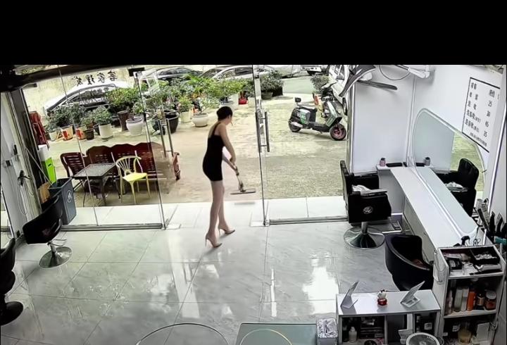 楼下有两家理发店，一个老板是男的，一个老板是这个女的！我老婆警告我只能到男老板那