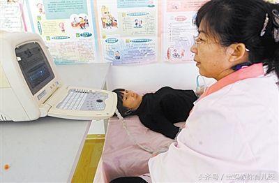 45岁高龄产妇赌气生二胎, 孩子出生后, 儿媳摔大门离开!