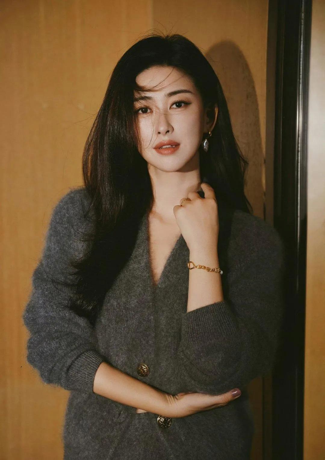 朱珠这一身灰色针织套装，把“优雅高级感”焊在了身上！V领开衫+同色系长裙的