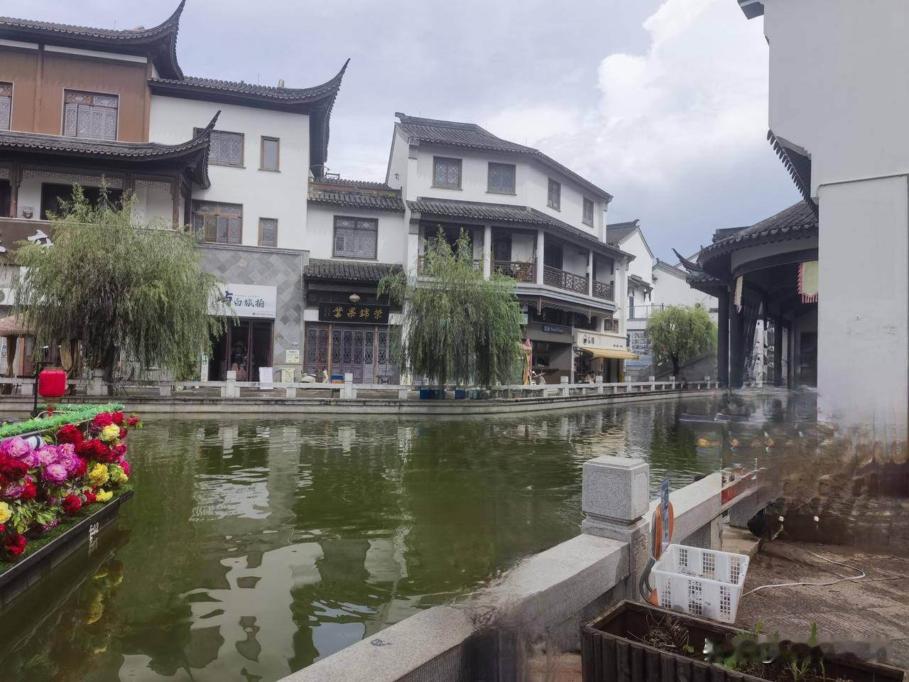 你认为房子应该是消费品还是投资品坚持房住不炒的大方向，房子本质上属于大宗耐用消费