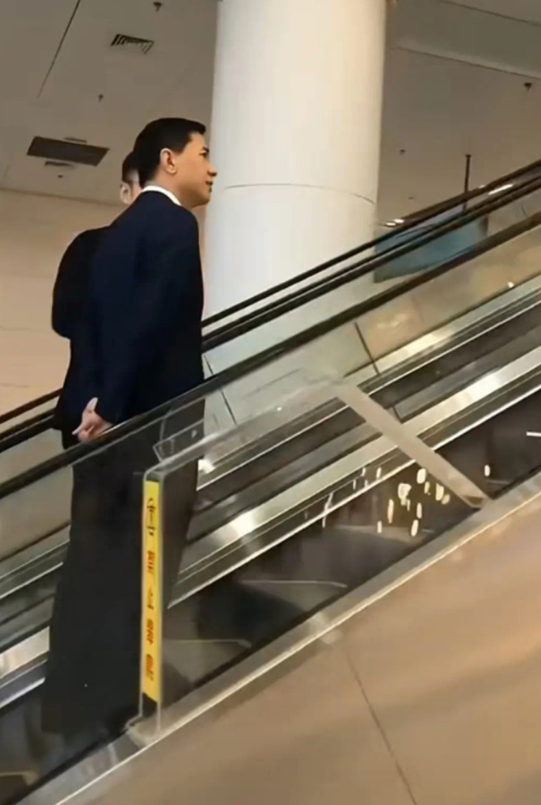 互联网两大帅哥李彦宏和马化腾一前一后出席发布会，两位互联网大佬，都是西装革履，身