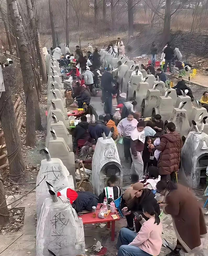 妈呀！吓我一跳！城里人真会玩！还好是大白天，如果是晚上真以为是墓地呢……