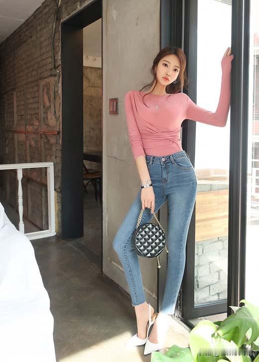 虽然“宽松”裤子当下很流行，我还是喜欢紧身牛仔裤，搭配起来真的太有女人味了。