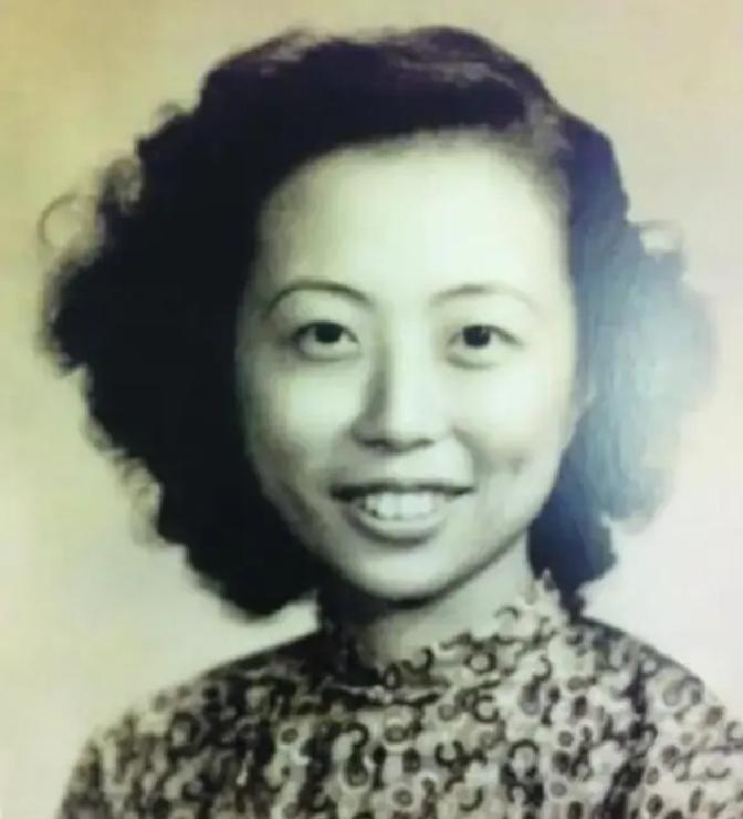 1945年，戴笠突袭搜查沈安娜的办公房间，指尖已然触碰到抽屉内机密文件，只因沈安
