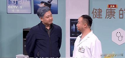 医生拿起笔，在空白体检单上写下“血压120/80”，旁边患者正低头玩手机。他连