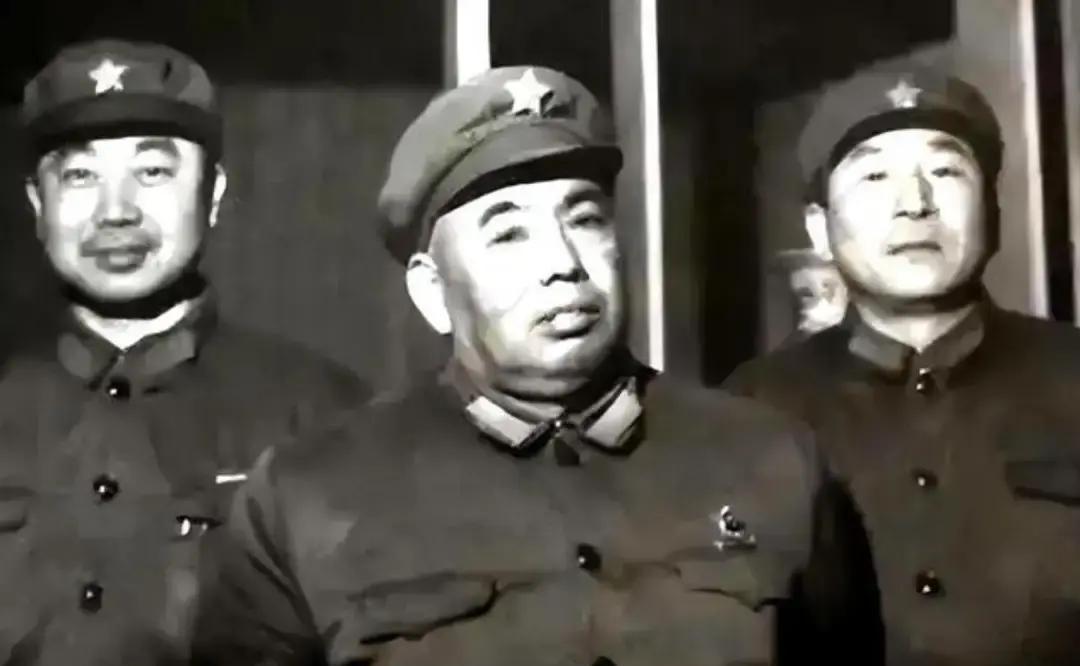 1967年秋，秘书急匆匆跑回来，向南京军区司令许世友上将汇报：“首长，南京不少人来电话，问：‘您是不