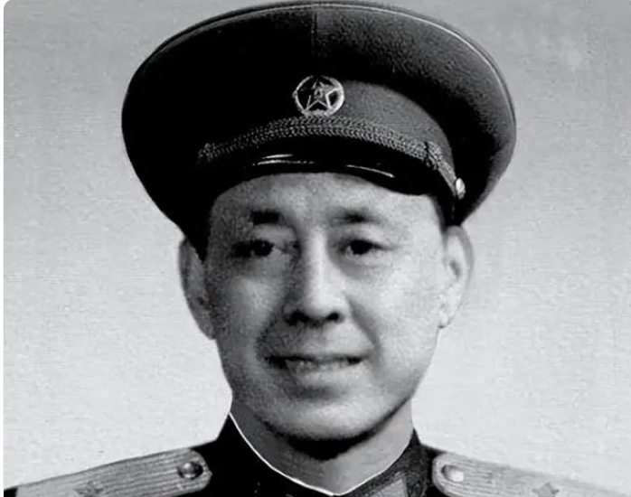 1952年的朝鲜战场上，志愿军文化教员颜邦翼在送炮弹的时候路遇炮兵师长，觉得师长