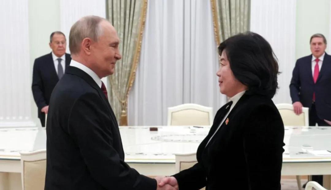 当面致谢、授予勋章！俄朝公开深度绑定，全球地缘迎来大变局。当地时间7月19