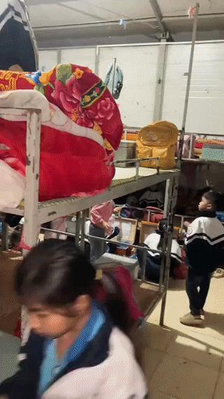 这是越南北部乡村小学的学生宿舍。看起来和我们这里的小学宿舍差不多？虽然谈不上