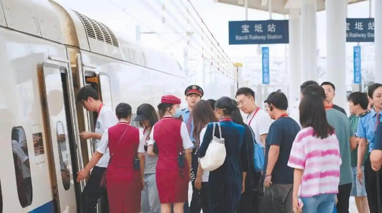 “这个女人火了！”她每天5点半准时起床，5点40分就出门，早起不是为了晨练，也不