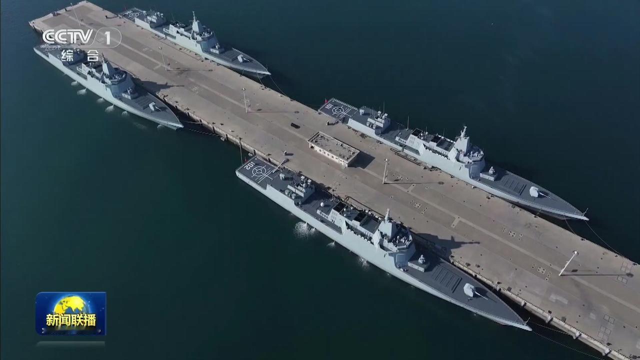 2026年全军开训日当天，北部战区海军某军港内，4艘055型万吨驱逐舰整齐列阵、