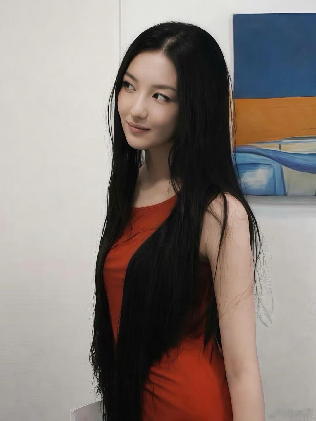 李嫣真的越长越有妈妈王菲的神韵了，眉眼间的清冷气质简直一模一样，基因太强大了！