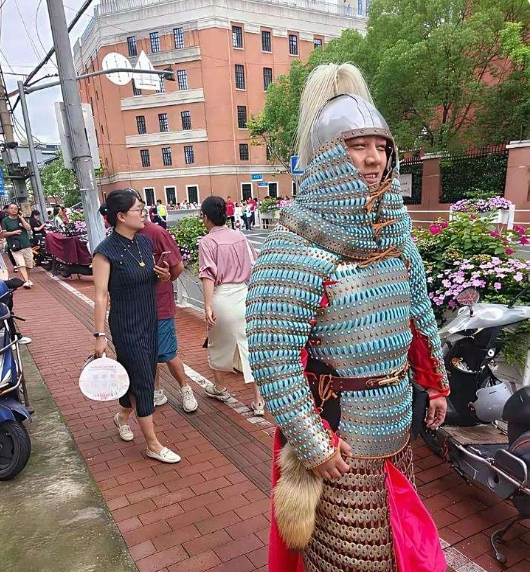 穿这送考，孩子得老高兴了吧