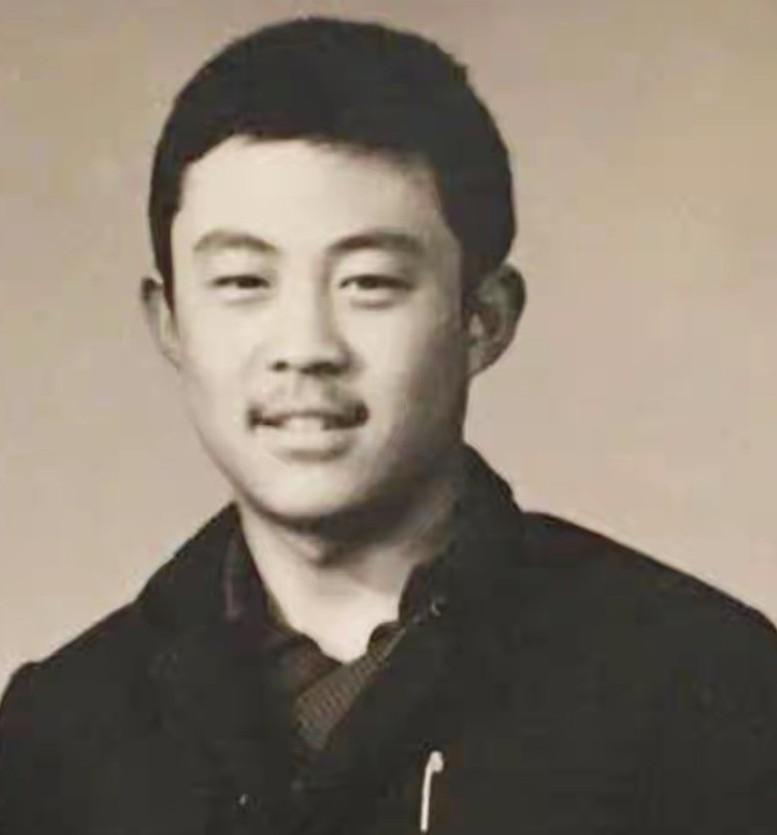 几十年前侯勇只是连云港青口镇肉联厂的宰猪工人，后来不但成了大明星，三任老婆一个比