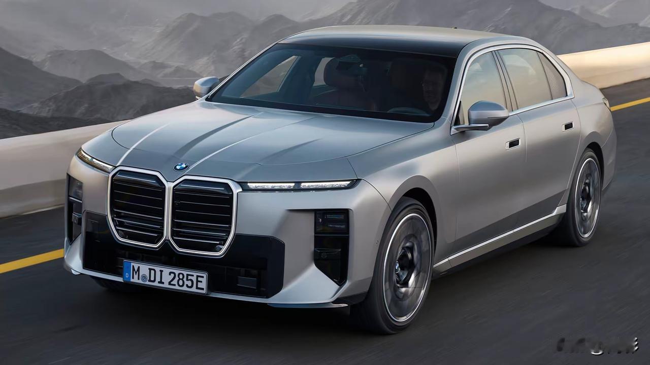 宝马新7系：前脸成功，尾部失败。