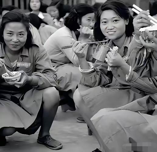 1949年，蹲着的国军女兵，他们是被解放军打败的国军，虽面带微笑，却内心五味杂陈