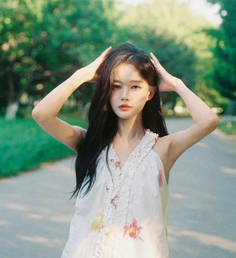 #李一桐请喝水的漂亮姐姐#娱乐圈双璧之一，笑眼女神李一桐在综艺节目的录制中邀