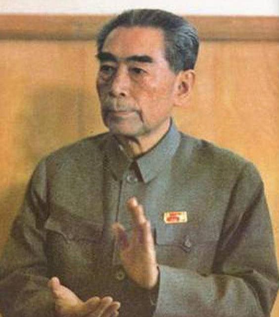 1976年，周总理去世，党中央找到他的侄子周尔鎏，想取回总理开国大典时穿的衣服作