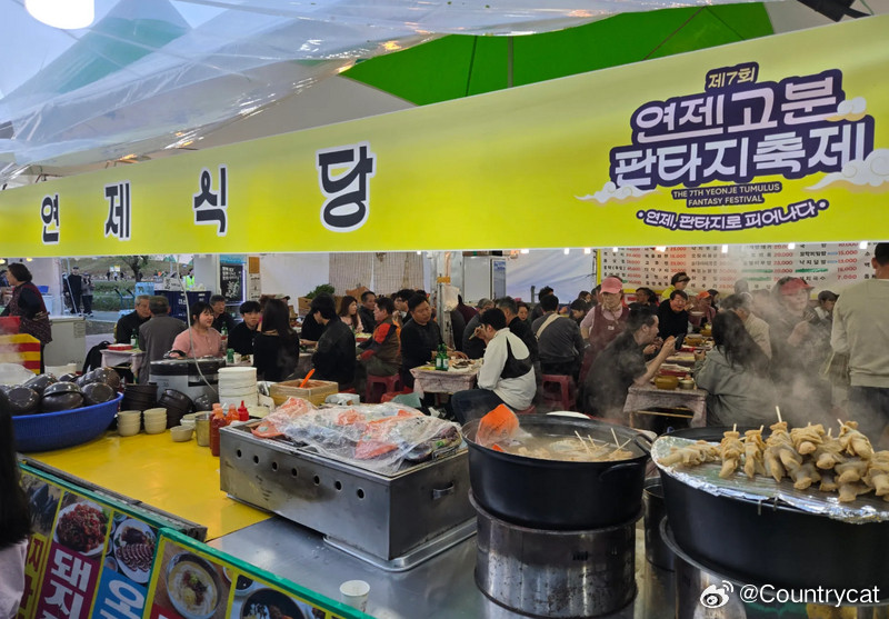 韩国节庆摊贩再曝卫生争议：塑料包装直接蒸煮引热议海外新鲜事韩国节庆摊贩问题再度