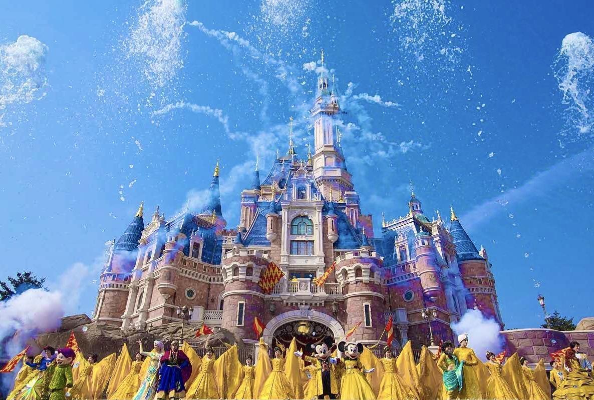 一位网友说，成都要想与重庆拉开距离，只需做两件事，一是引进迪斯尼乐园；二是建设专