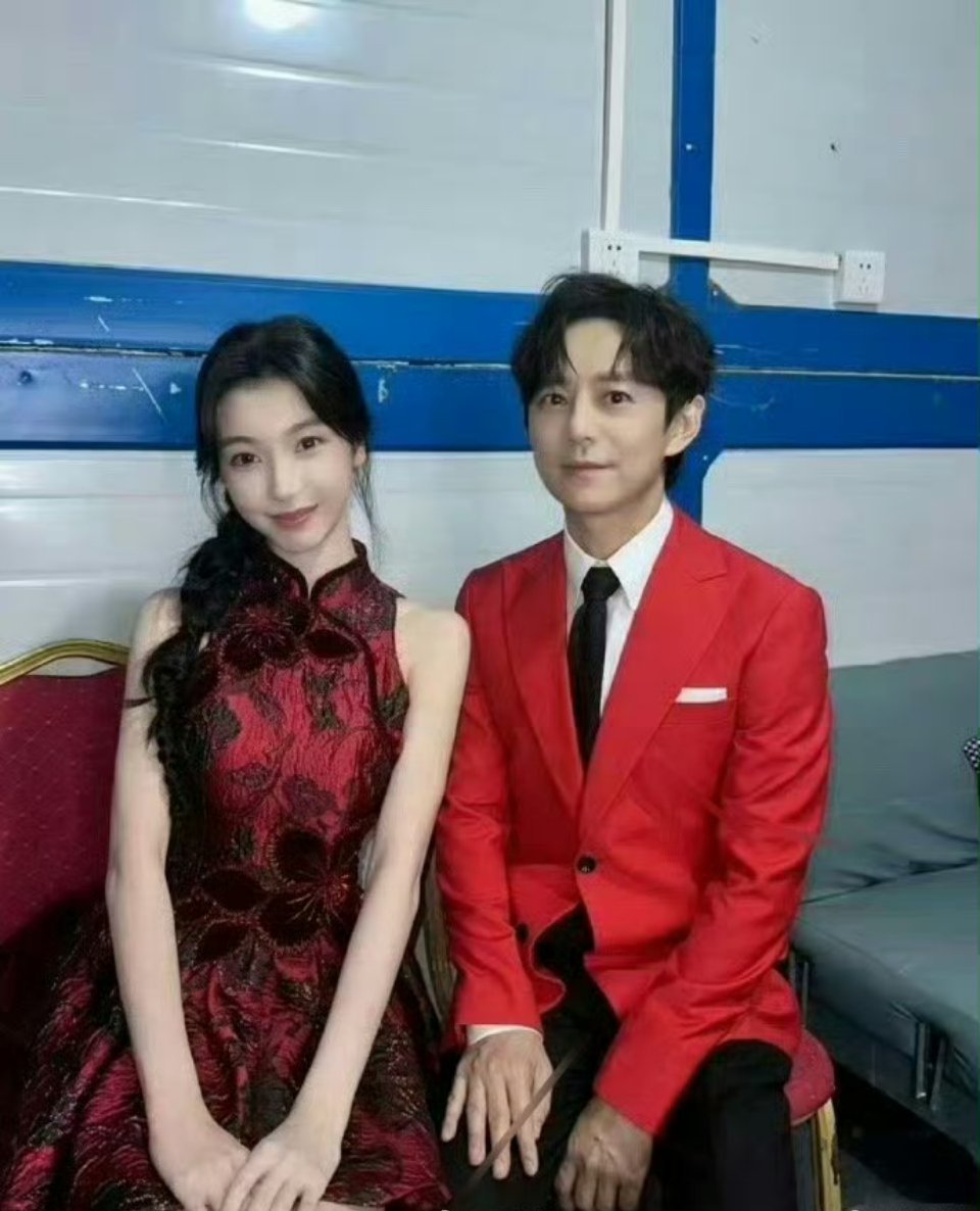 何炅的脸看着还像二十多岁，但是手已经出卖了他的年纪