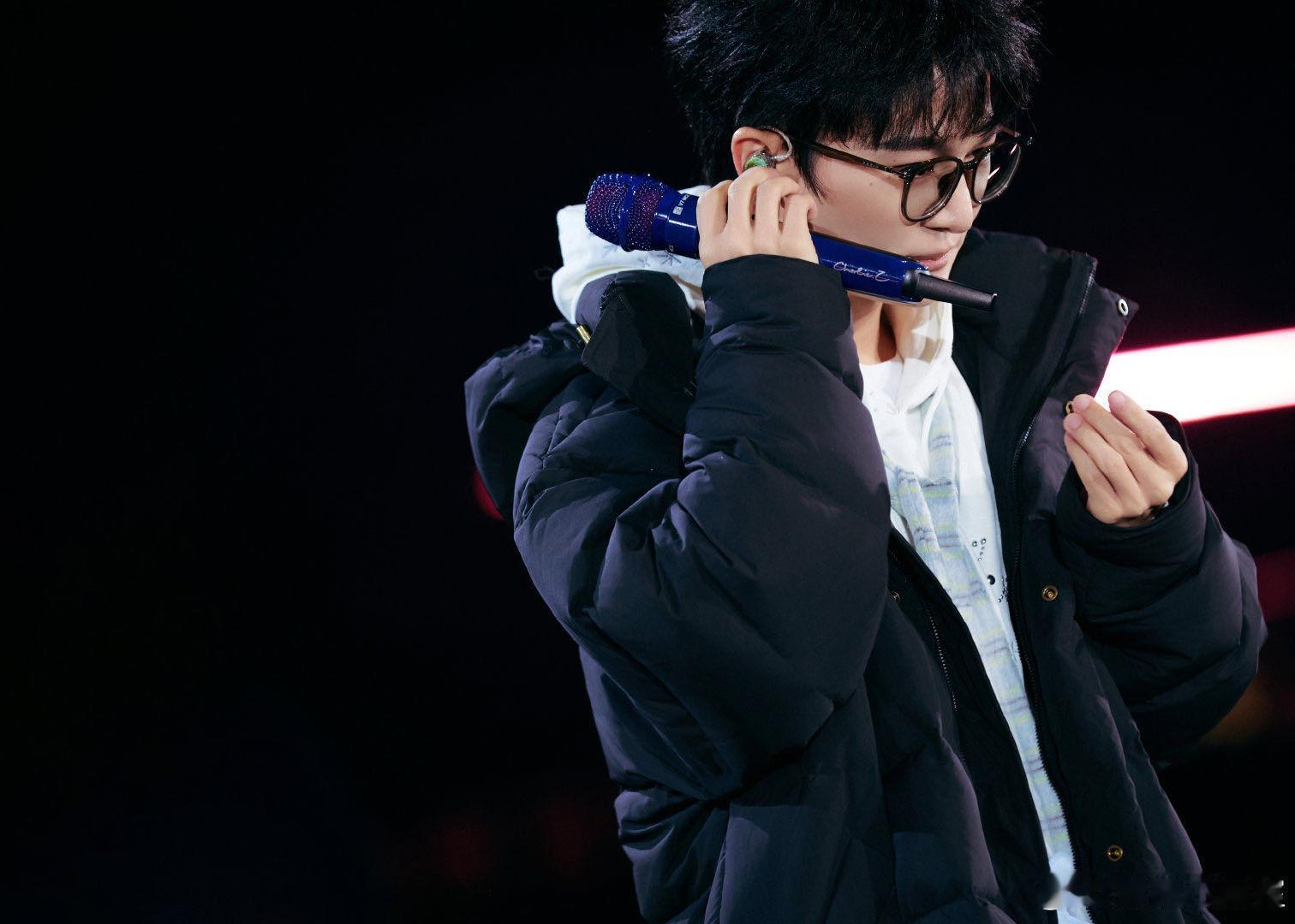 被周深合肥演唱会的可爱戳中！一边感慨现场太美好，一边轻轻扇自己小脸确认现实，没有