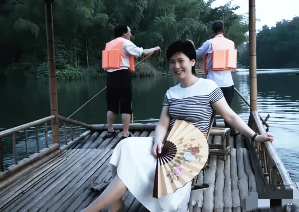 2009年7月，李小琳在家乡宜宾川南竹海莫愁湖游览时的留影，李小琳时年48岁。