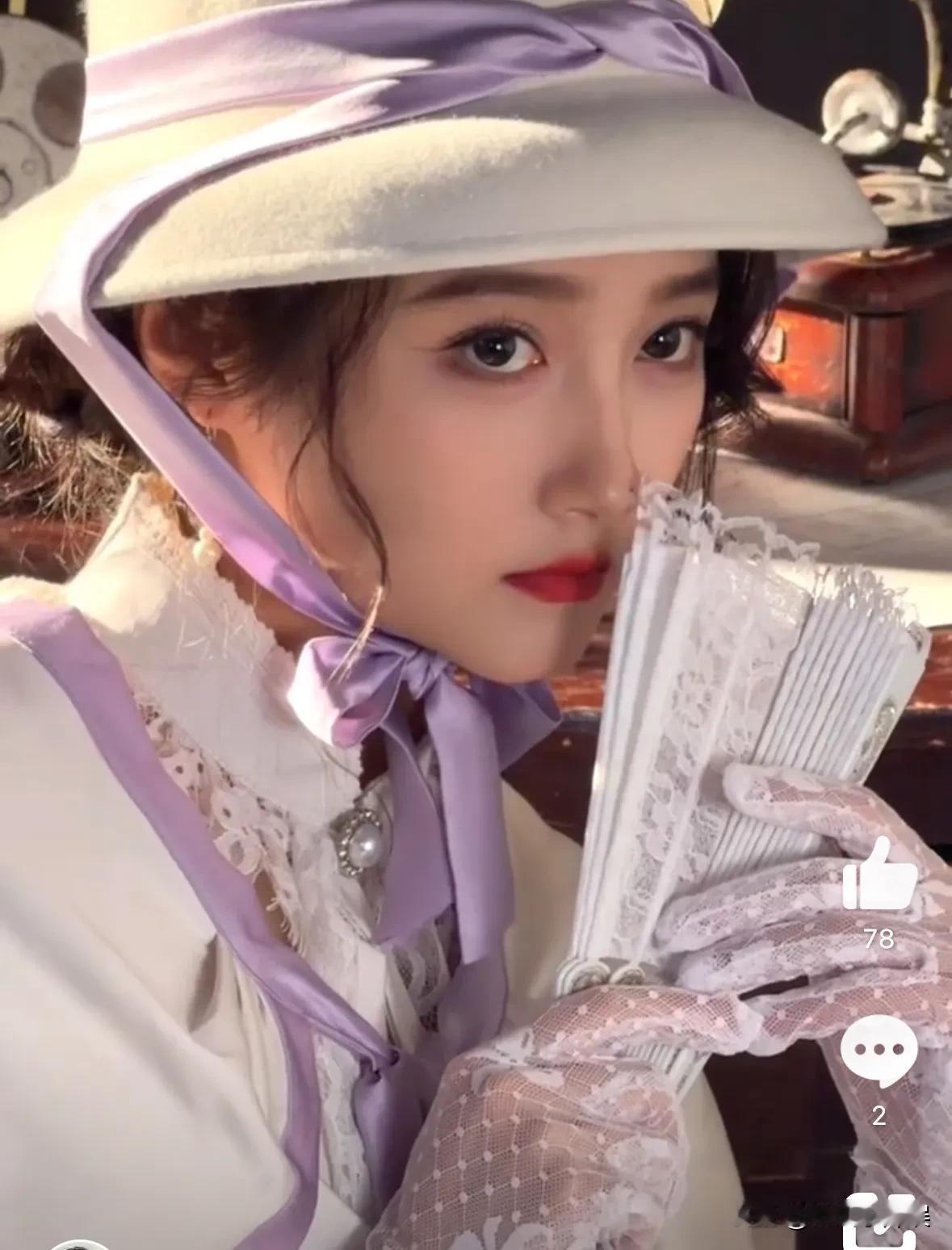 从来没见关晓彤这么漂亮过这身紫白色套装把关晓彤的专属气质全衬出来了，原来她适