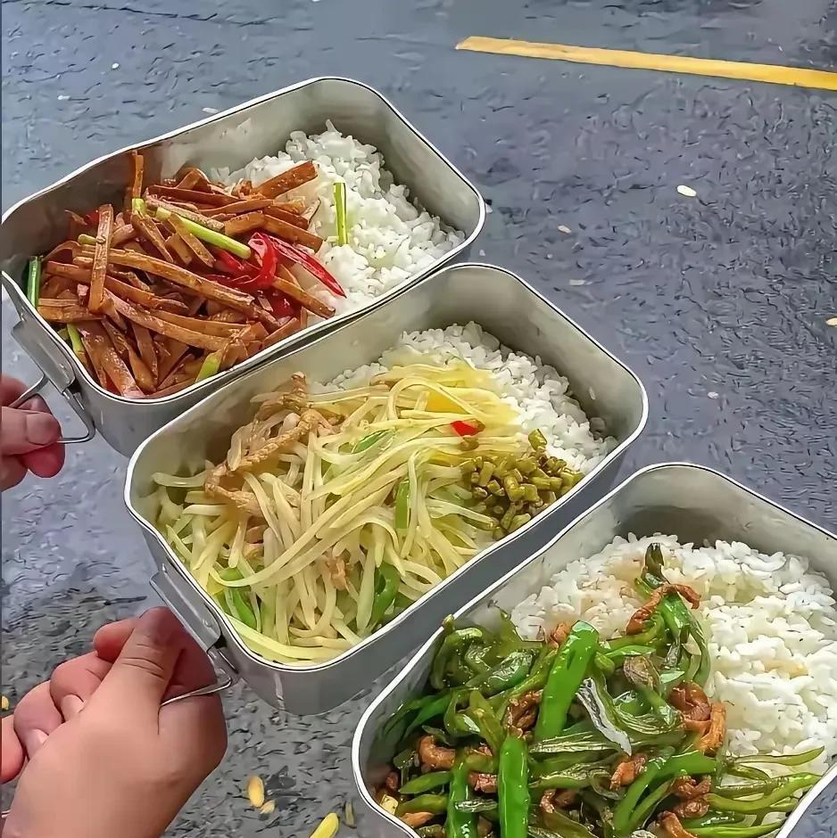 午饭三选一，你选哪碗？我还是喜欢辣辣的，尖椒肉丝盖饭