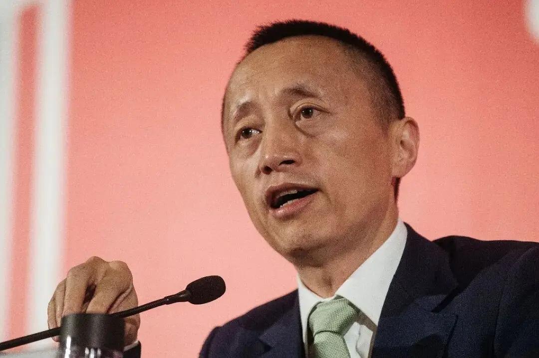 万科发布公告，公司董事、执行副总裁郁亮因到龄退休，正式辞去所有职务，结束了其在万