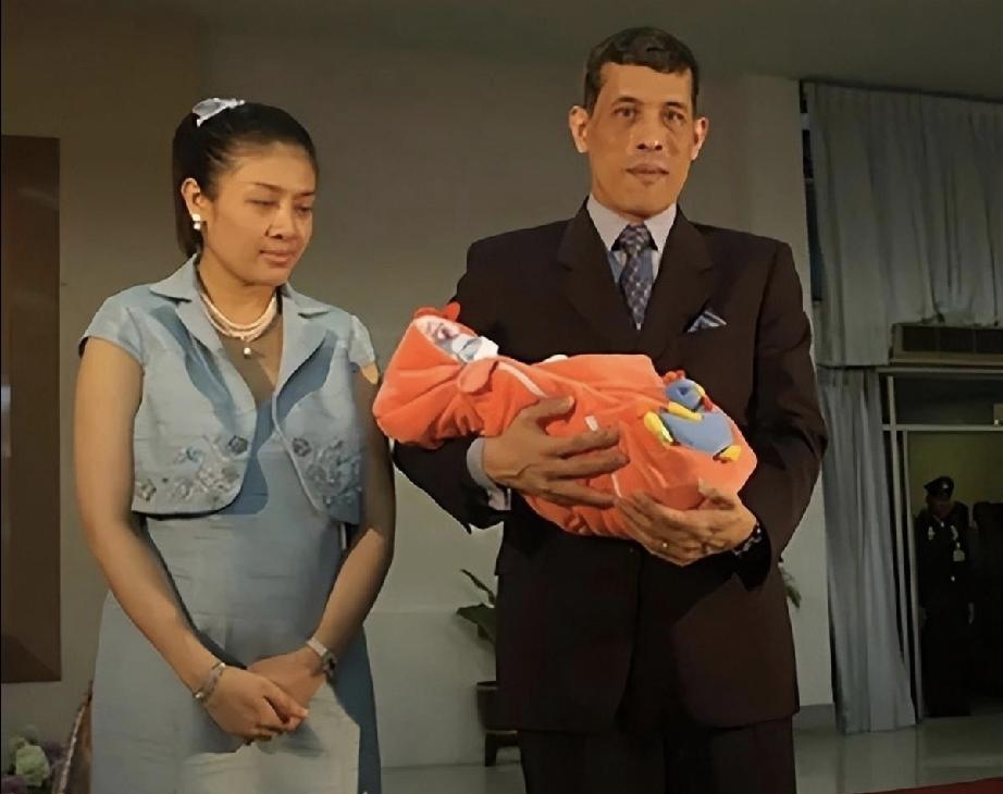 提帮功小王子一出生就是泰王玛哈的掌中宝。泰王玛哈亲手抱大提帮功，含在嘴里怕化了
