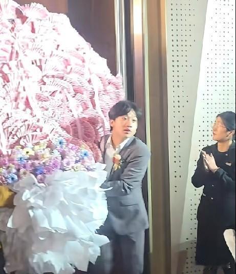 近日，长沙的一场婚礼上，妈妈送给女儿一份大大的花束，20万元现金花束立刻“炸”场