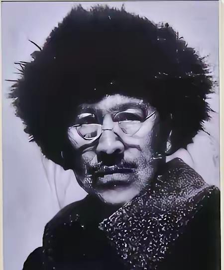 1937年，67岁的大地主戴万龄被日军擒获，竟用两块钢板将戴万龄夹在中间，用铁丝