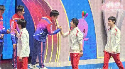 全运会男团颁奖仪式上，大家注意到这个细节了吗？樊振东看到京队的队友过来握手时，特