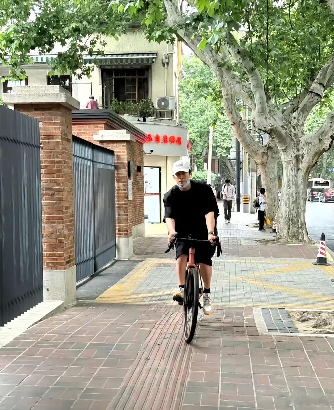 黄景瑜在上海骑行，多运动，绿色环保。​​​