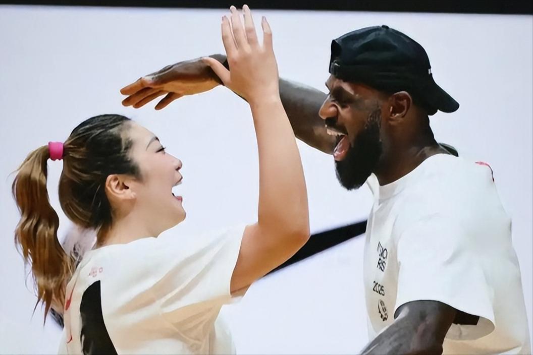 詹姆斯与勒布朗-梦合体，15次中国行，詹姆斯的影响力还在。詹姆斯双手暴扣+挂