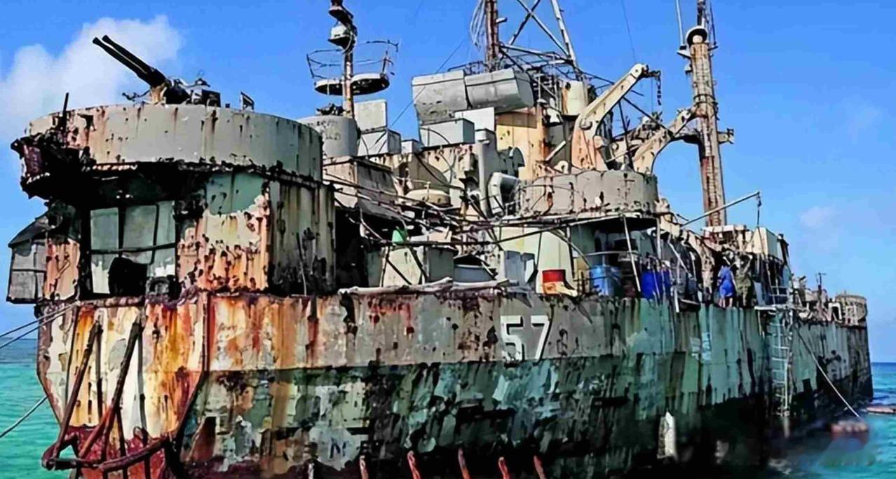 破船还在冒烟，菲军补给船刚走，中国海警就在礁边转了第三圈仁爱礁那边菲律宾搁浅