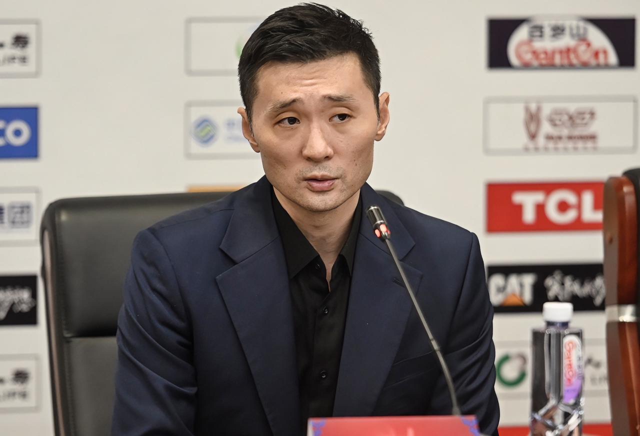 沙拉木：冠希哥那两罚不进，这也太伤了吧？齐麟：更伤的是，还剩三分钟的时候我们追