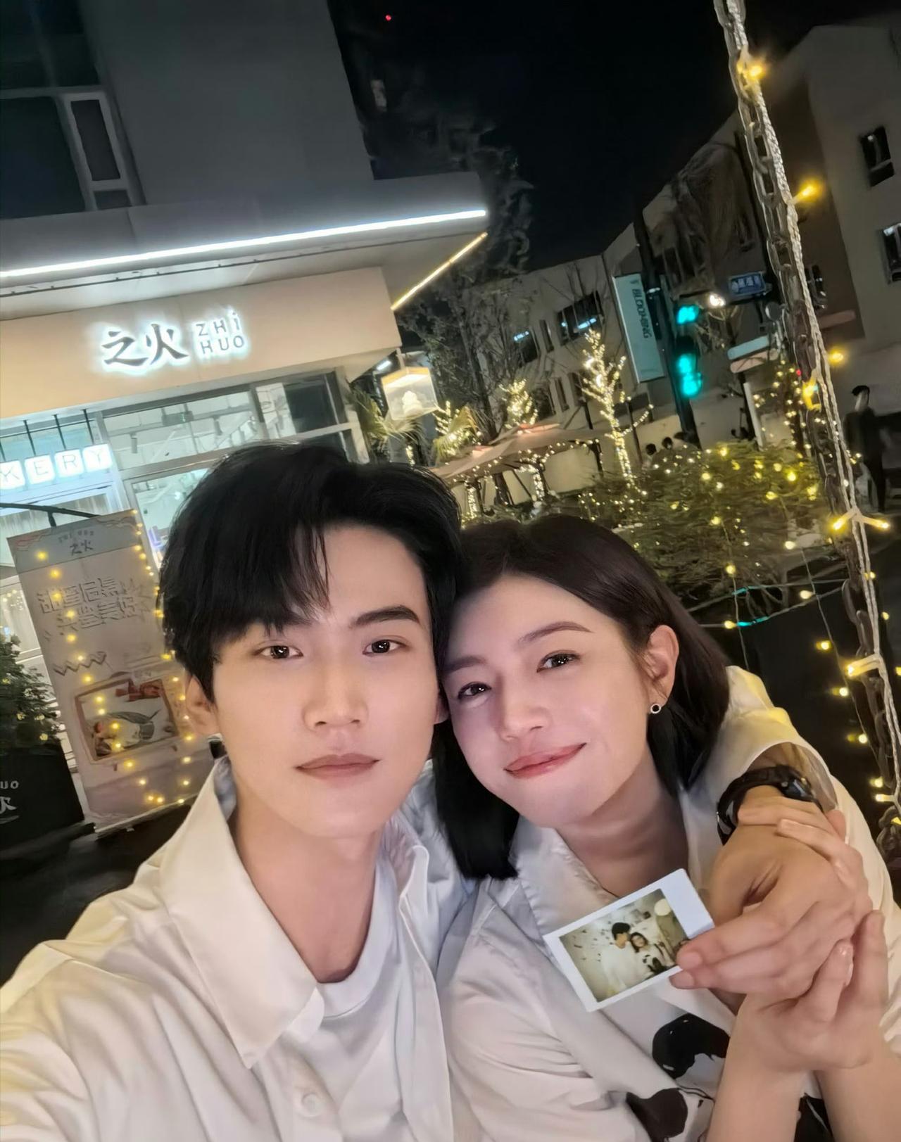 周柯宇果真是00后，冲浪速度那叫一个快。是不是看到大家吐槽姐姐那怪异的眼线了[笑