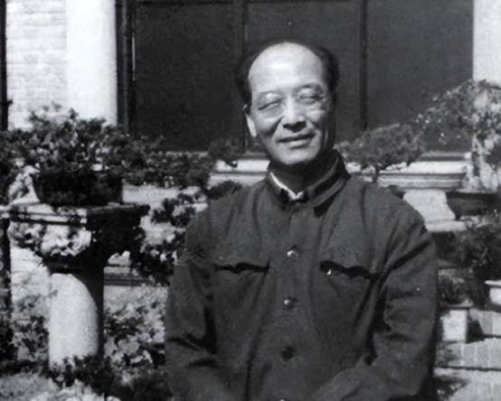 1948年，张治中托韩练成带一封信去交给蒋介石。韩练成上飞机以后，发现信封没有封