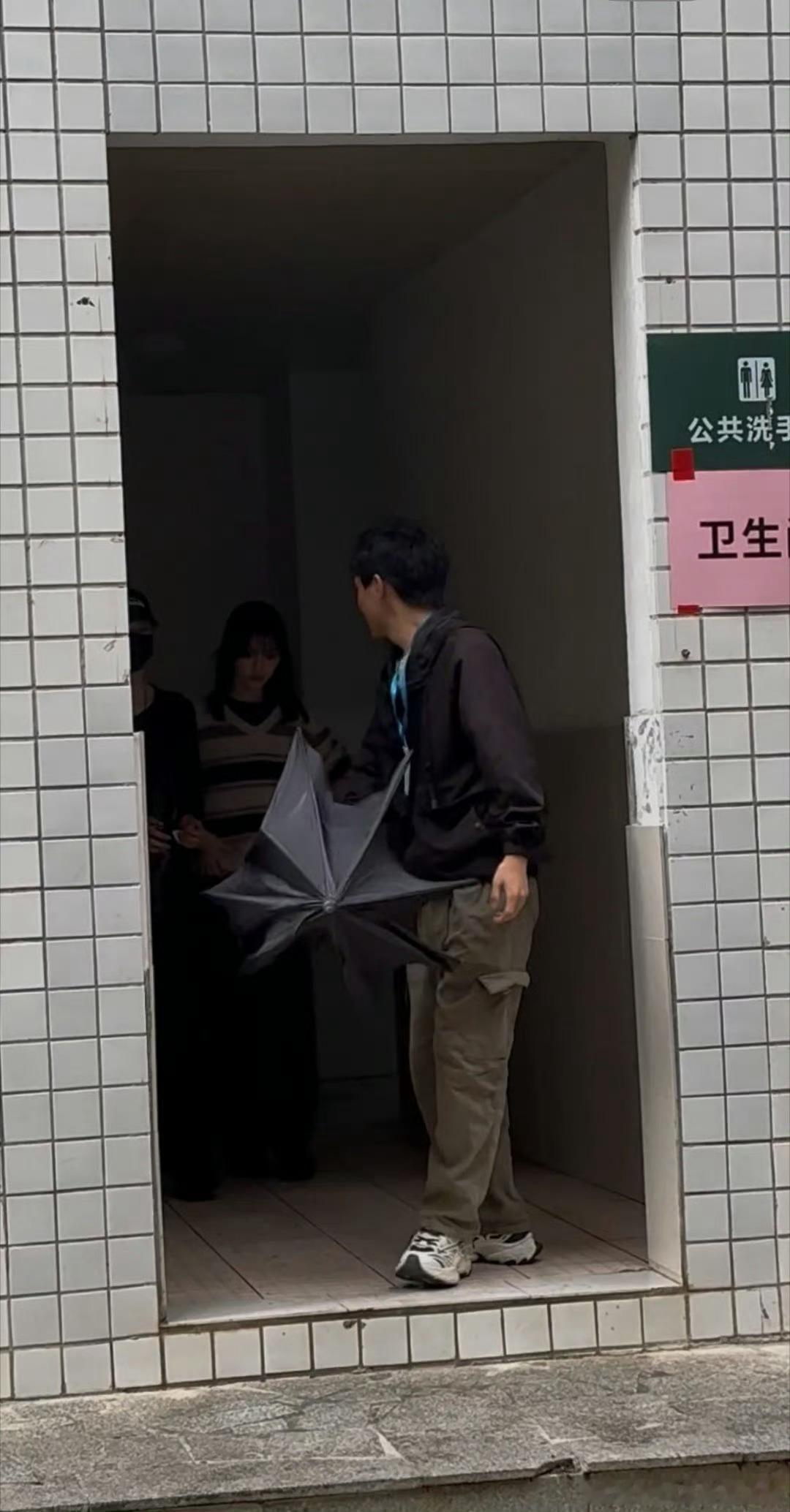 谁懂这个梗的笑点！别人出发图杨超越出厕图别人走红毯出出发图，杨超越出厕图，被偶