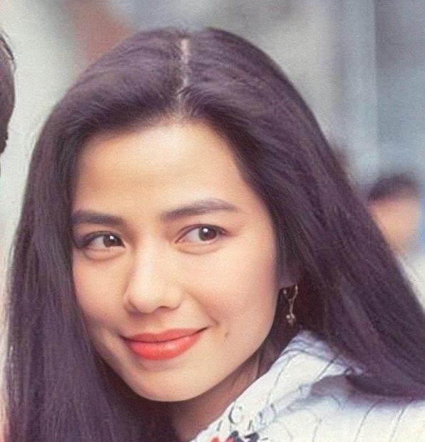 那晚，大富豪朱家鼎向港姐钟楚红求婚，钟楚红说：“结婚可以，但你得答应我一个条件。