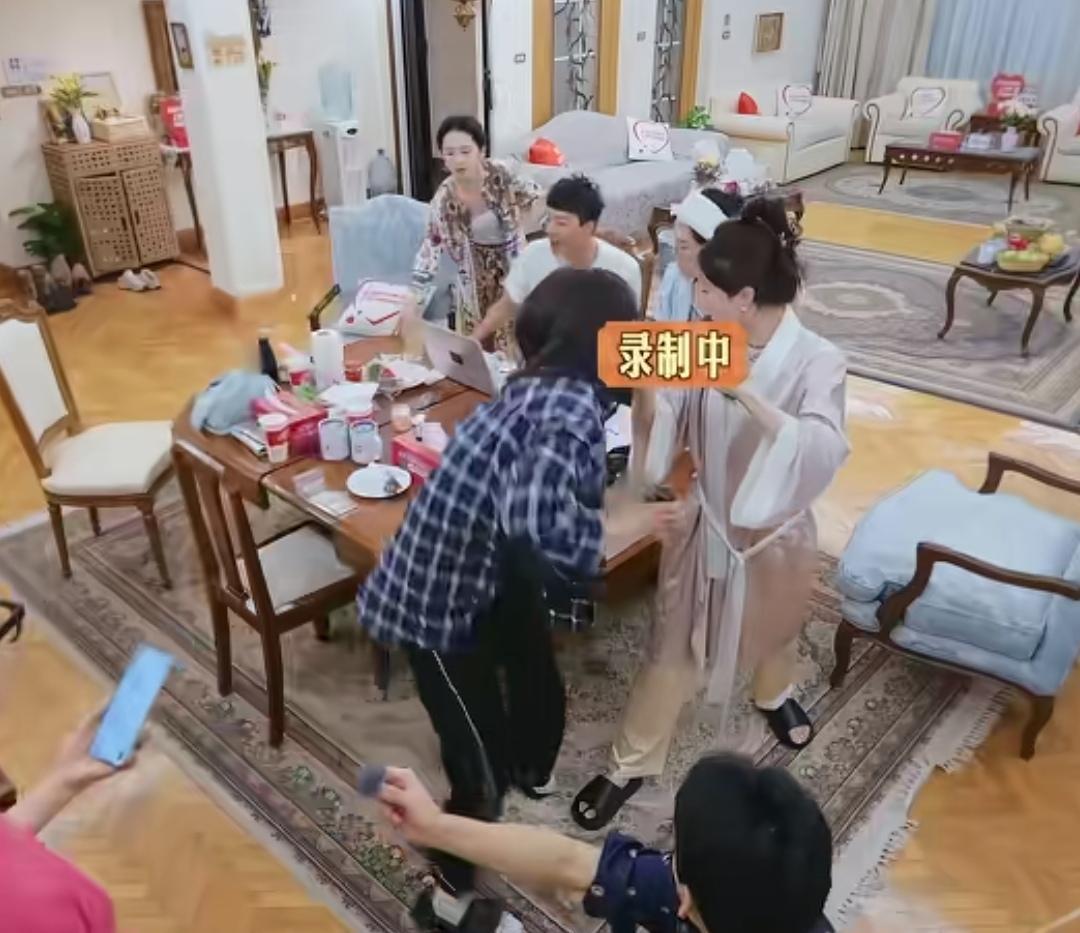 马思纯差点一屁股把桌子给坐翻了，吓得张晚意表情包都快出来了，李沁：“小心小心”，