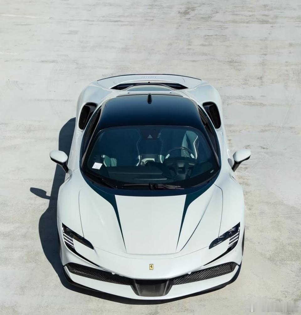 晴空为幕，白驹静立。法拉利SF90以极简配色，将机械美学与意式优雅完美融合。每一