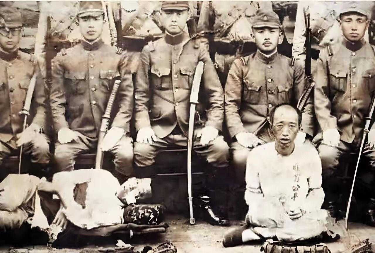 日本鬼子庆祝它们胜利的方式也是非常可恨的，与被抓住的抗日英雄在一起合影，来显示它