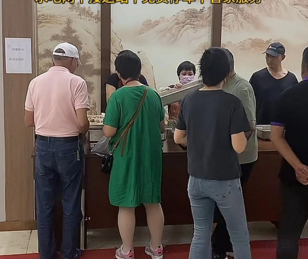 我今天下午在某音上找到一家养老院直播间。​环境不错，价格也挺亲民的。​我就加